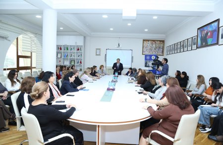 AMEA-da “Ümummilli Lider Heydər Əliyevin ictimai görüşlərində gender amili” mövzusunda dəyirmi masa keçirilib